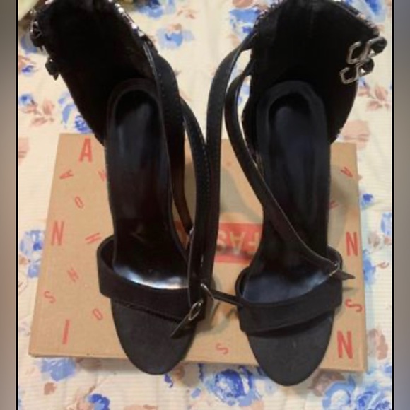 Brand new Black heels for sale - Picture 2 of 4